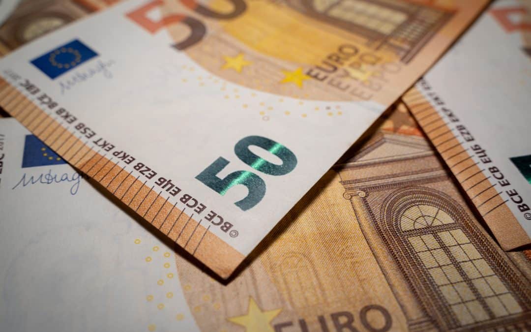 Besplatno vs. plaćeno oglašavanje na financijskom oglasniku: Što odabrati?