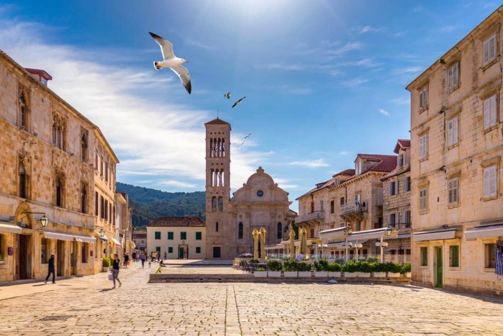 Ljeto na Hvaru: Gdje se kupati i sunčati kao lokalci Ljeto na Hvaru: Gdje se kupati i sunčati kao lokalci