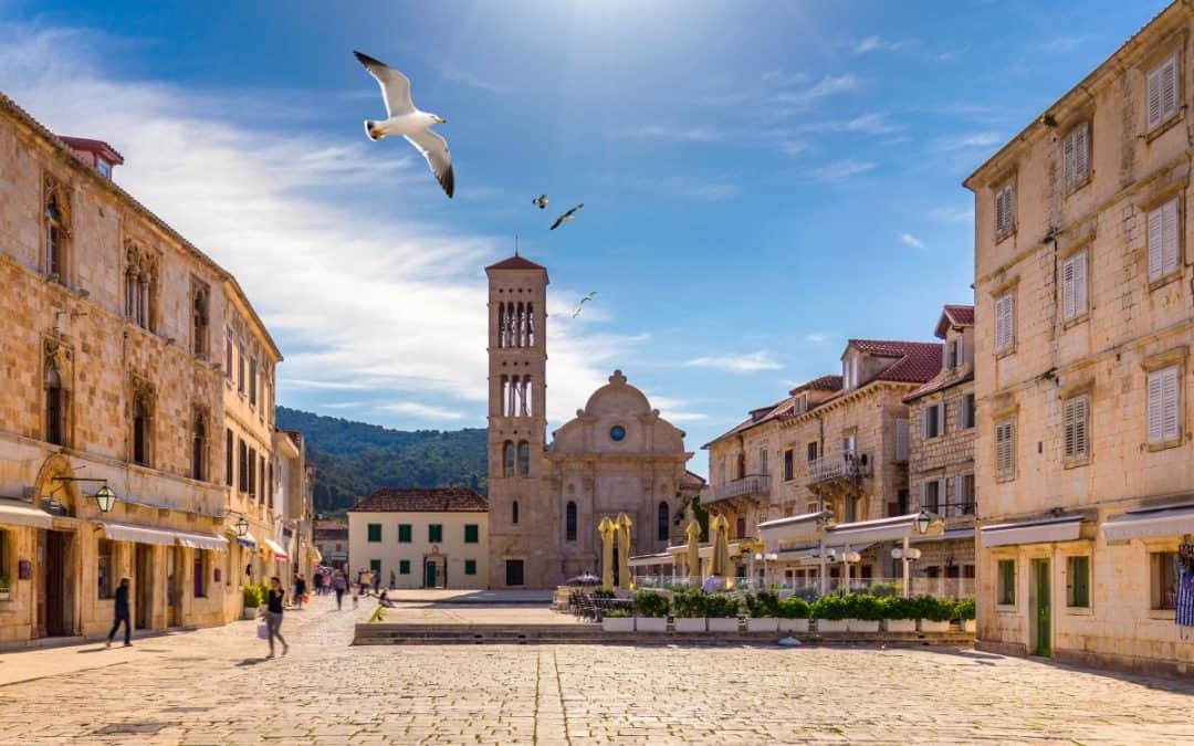 Ljeto na Hvaru: Gdje se kupati i sunčati kao lokalci